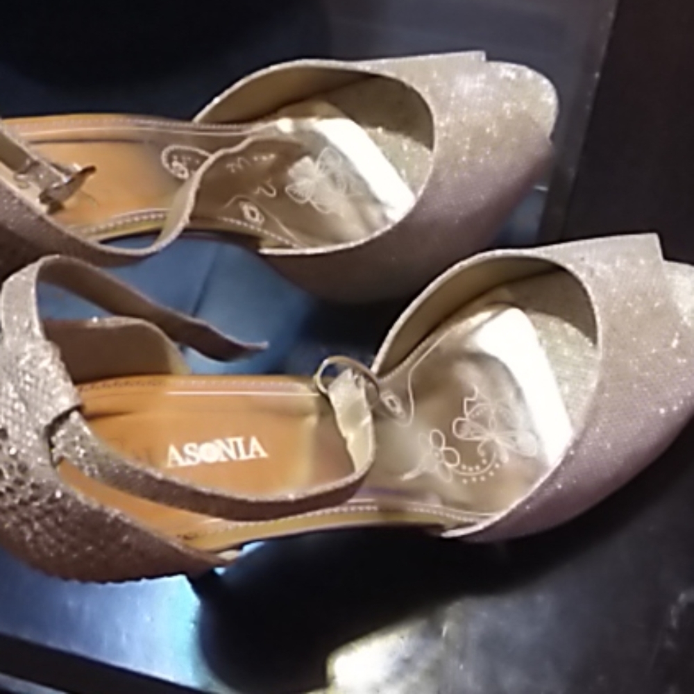 Shoes - Picture 2 of 4